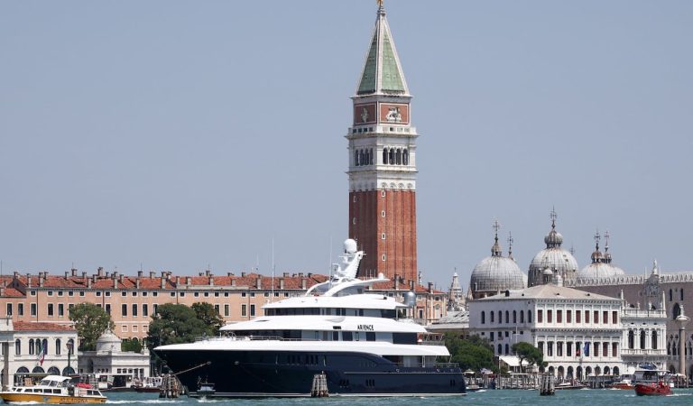 Jeff Bezos y Lauren Sanchez se ven obligados a cambiar el lugar de su fiesta de boda en Venecia por seguridad | Gente Jeff Bezos y Lauren Sanchez se ven obligados a cambiar el lugar de su fiesta de boda en Venecia por seguridad | Gente